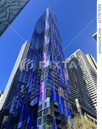 Scenery of an office district looking up at Melbourne's skyscrapers 107767689
