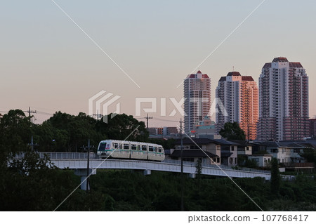 [Yamaman] 1000 series and skyscrapers in the evening (Yukarigaoka Line: Joshi University Station) 107768417