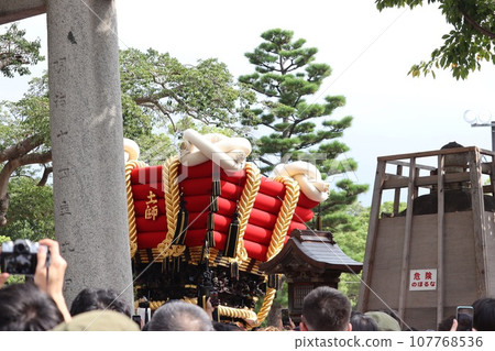 堺市百舌鳥八幡宮秋祭蒲團太鼓搖曳流蘇 107768536