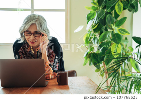 Senior woman staring at a computer screen 107768625