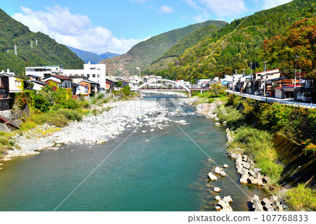 Fujinami Bridge, Kamioka-cho, Hida City, Gifu Prefecture/View towards Nishisato Bridge from the Takahara River (Hida City, Gifu Prefecture) [2023.10] 107768833