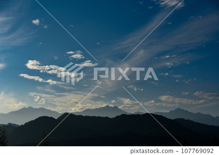 信州的秋天風景:藍天、白雲、山巒 信州的秋天風景:藍天、白雲、山巒 107769092