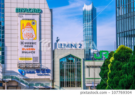 十月的日本東京城市景觀，俯瞰小田急新宿站。玻璃上的布斯塔新宿。右邊是JR新宿站南口=13號 107769304