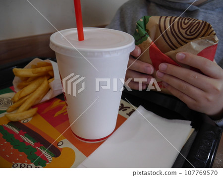 小孩吃漢堡套裝（無臉） 107769570