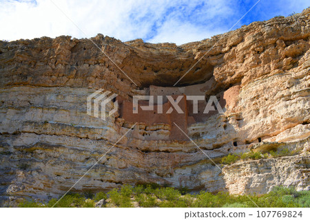Montezuma's Castle Indian Ruins Cliff Dwelling, Arizona 107769824