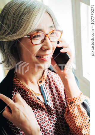 老婦人在窗邊說話 107770275