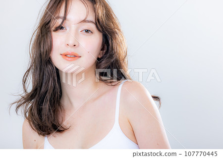 年輕女性半模特 107770445