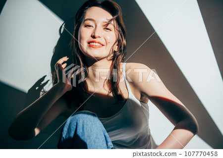 Beautiful woman with dazzling sunlight 107770458