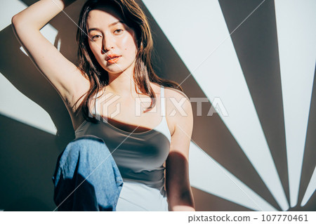 Beautiful woman with dazzling sunlight 107770461