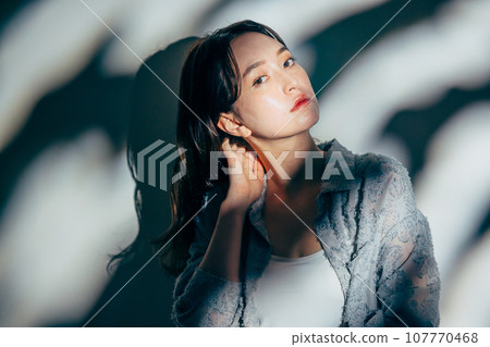 站立在窗口的一個少婦 107770468