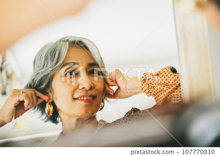 照鏡子時做好準備的高級女人 照鏡子時做好準備的高級女人 107770810