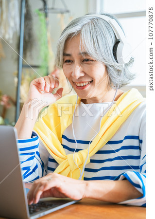 個人電腦和高階女性 107770878