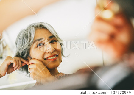 照鏡子時做好準備的高級女人 107770929