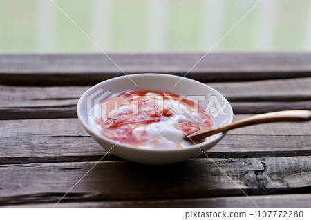 優格配自製草莓醬 優格配自製草莓醬 107772280