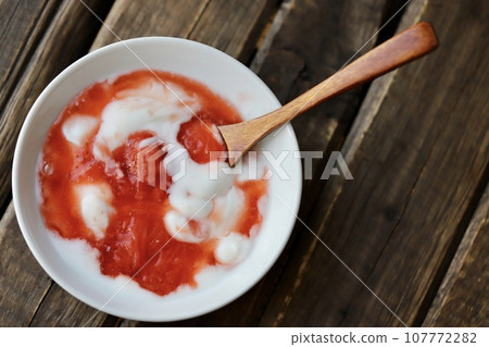 優格配自製草莓醬 107772282