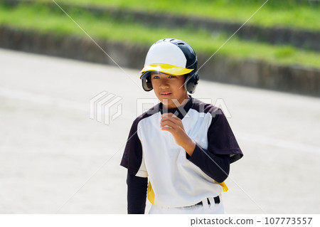 害羞的男孩棒球運動員 107773557