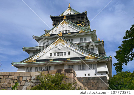 大阪地標壯觀的大阪城天守閣 107773871