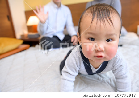 嬰兒爬行與父母合影留念、嬰兒、兒童、育嬰假、0 歲嬰兒、家庭照片 107773918
