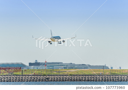 [Rear view of the Starflyer aircraft in preparation for landing from the sky above Jonanjima Seaside Park] 107773960