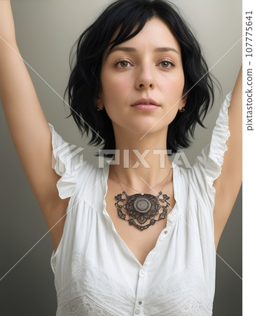 舉起雙臂的民族時尚美麗中年婦女 舉起雙臂的民族時尚美麗中年婦女 107775641