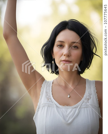 舉起雙臂的民族時尚美麗中年婦女 107775645