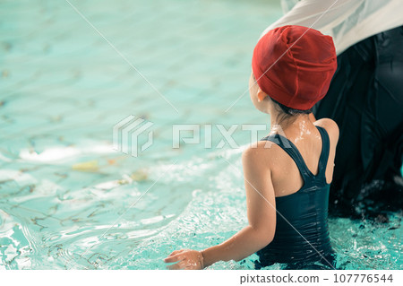 Parent and child swimming 4 years old Parent and child swimming 4 years old 107776544