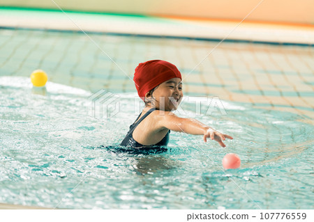 Swimming school class for 4 year olds 107776559
