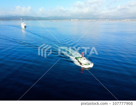 拍攝秋季北海道函館市函館港停靠的遊輪拖船的風景。 107777908