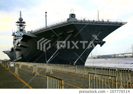 驅逐艦出雲停泊在橫濱大棧橋 驅逐艦出雲停泊在橫濱大棧橋 107778514