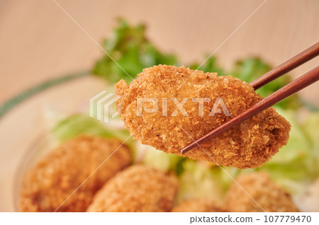 Fried oysters, Western food, chopsticks Fried oysters, Western food, chopsticks 107779470