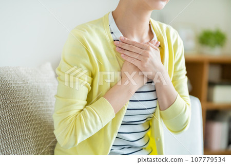 一個似乎患有心悸和呼吸急促的女人。 107779534