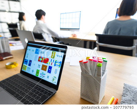 在創意工作場所工作的人們 107779793