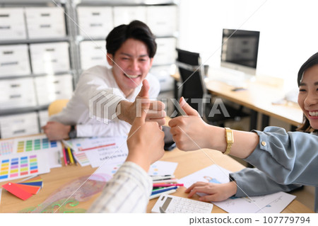 在創意工作場所工作的人們 107779794