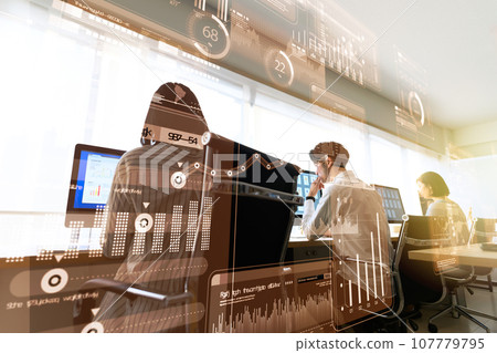 在創意工作場所工作的人們 107779795