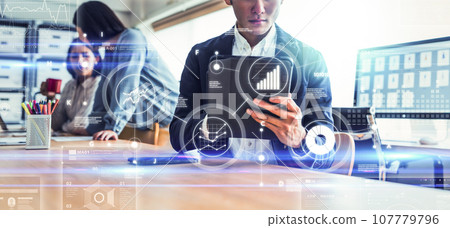 在創意工作場所工作的人們 107779796