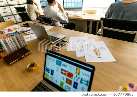 在創意工作場所工作的人們 107779802