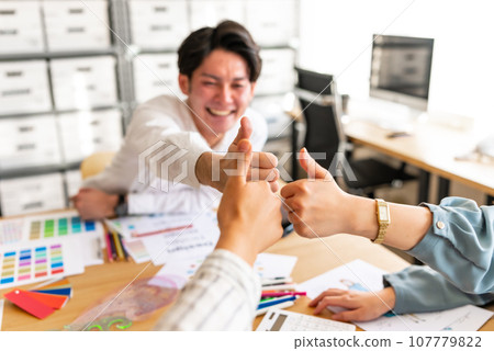 在創意工作場所工作的人們 107779822