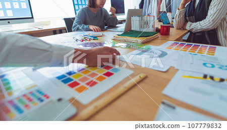 在創意工作場所工作的人們 107779832