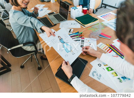 在創意工作場所工作的人們 在創意工作場所工作的人們 107779842