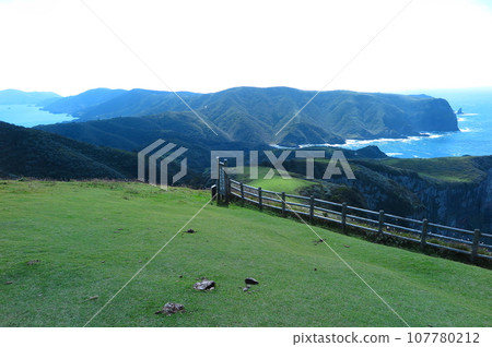 隱岐諸島:鬼舞展望台,眺望西之島的“摩天崖”,遠處的知武里島 隱岐諸島:鬼舞展望台,眺望西之島的“摩天崖”,遠處的知武里島 107780212