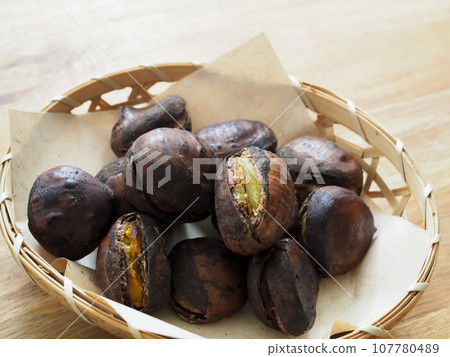 將烤栗子放入濾鍋中 107780489