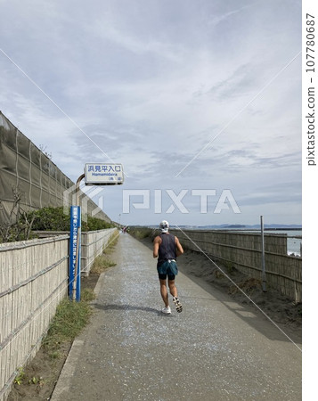 茅崎（濱見平）自行車道與跑者 107780687