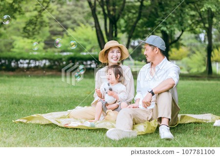 父母和孩子在清新的綠色公園野餐(春/夏) 父母和孩子在清新的綠色公園野餐(春/夏) 107781100