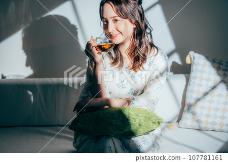 一個女人坐在沙發上 107781161