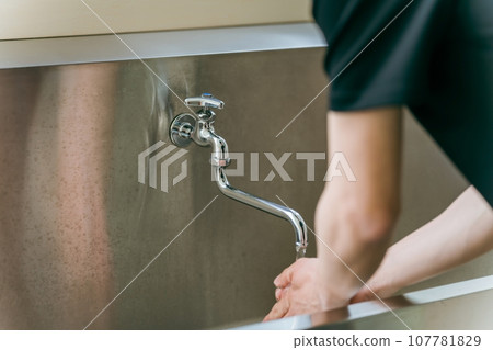 男人喝自來水、洗臉 107781829