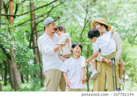 家庭在新鮮的綠色公園散步,家庭,家庭旅行,休閒 家庭在新鮮的綠色公園散步,家庭,家庭旅行,休閒 107782144