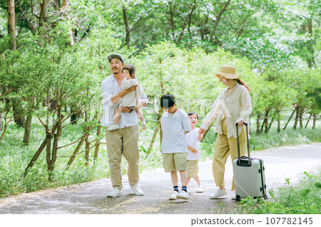 家庭在新鮮的綠色公園散步,家庭,家庭旅行,休閒 家庭在新鮮的綠色公園散步,家庭,家庭旅行,休閒 107782145