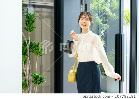 shopping woman shopping woman 107782181