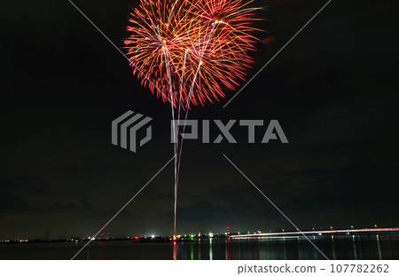 鹿島市煙火大會的湖邊風景,為夜空增色不少 鹿島市煙火大會的湖邊風景,為夜空增色不少 107782262