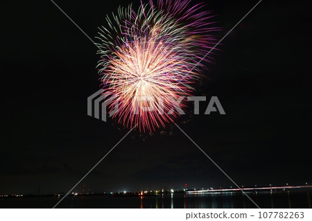 鹿島市煙火大會的湖邊風景,為夜空增色不少 鹿島市煙火大會的湖邊風景,為夜空增色不少 107782263